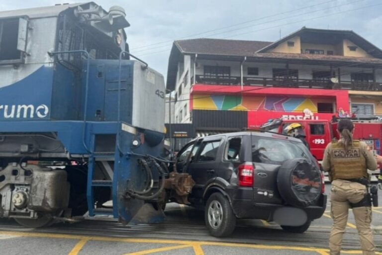 Mulher abandona carro momentos antes de colisão com trem em Joinville