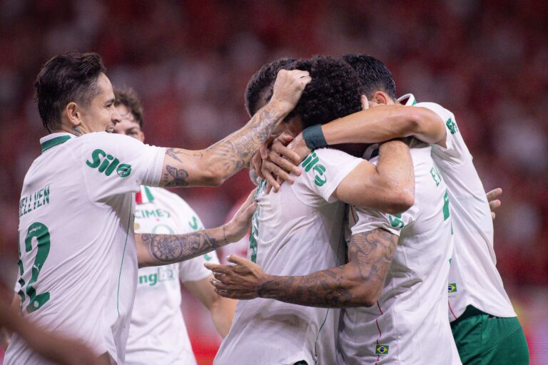 Andreas Pereira destaca a vitória do Palmeiras em Porto Alegre e reforça liderança
