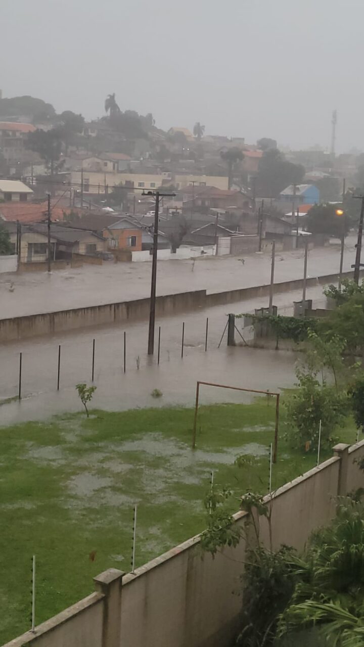 Curitiba realiza mutirões para recuperar regiões afetadas pelo temporal