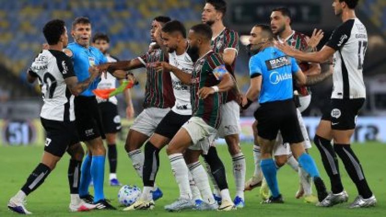 Corinthians: Allan assume erro e se desculpa após expulsão por gesto obsceno