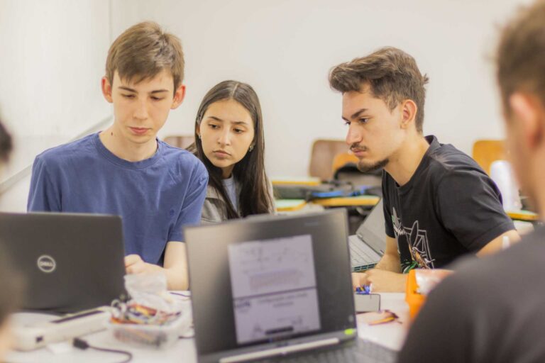 Governo do Paraná oferta 10 mil vagas no curso de computação Google Cloud