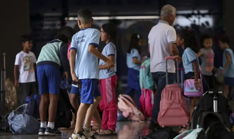 Um em cada quatro alunos da rede pública estuda em tempo integral, revela censo