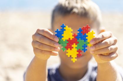 Autismo na adolescência e vida adulta revela falhas no cuidado e inclusão social