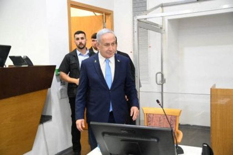 Julgamento de Benjamin Netanyahu por corrupção é retomado em meio a tensões regionais
