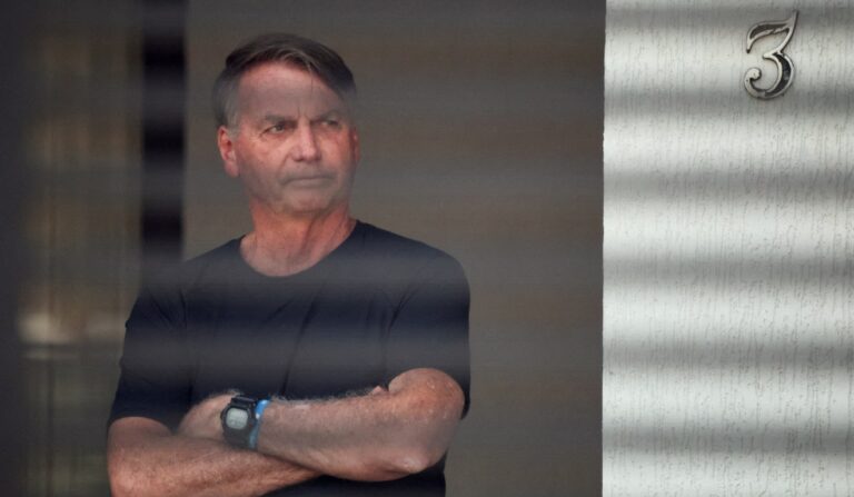Bolsonaro coordena estratégias do PL para eleições 2026 mesmo preso na Papudinha