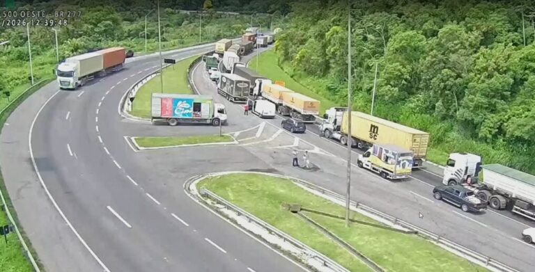 Funcionário atropelado por carreta desgovernada na serra do mar bloqueia br-277