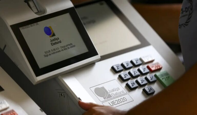 Quase metade dos brasileiros confia nas urnas eletrônicas, revela pesquisa