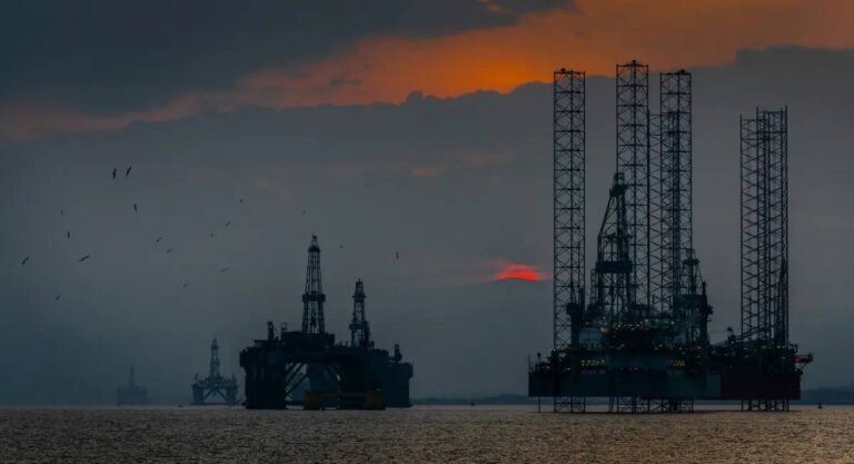Opep+ aumenta produção de petróleo, mas tensão em Ormuz limita impacto nos preços