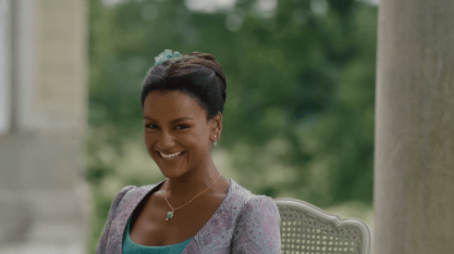 Simone Ashley reforça lealdade e vínculo familiar com Bridgerton
