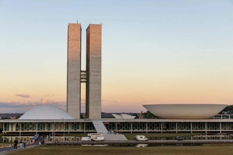 pec do fim da escala 6x1 avança na câmara com previsão de novos debates