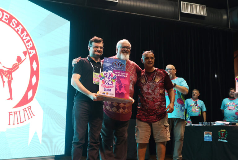 Deixa Falar conquista título do carnaval de Curitiba em disputa acirrada