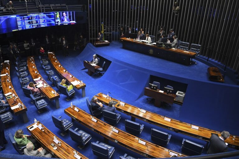 Senado aprova reajuste salarial para servidores da Câmara dos Deputados