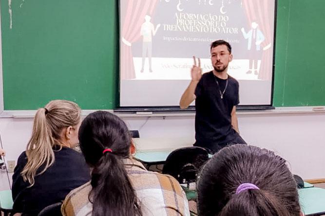 Grupo de teatro científico da UEPG promove oficinas formativas para educadores do Paraná