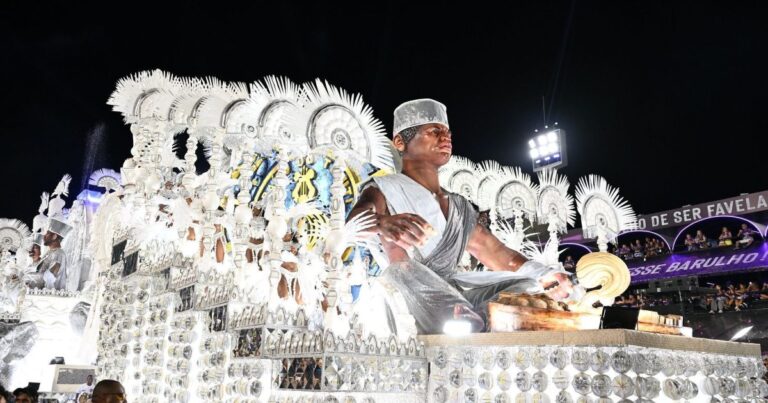 Paraíso de Tuiuti abre desfile final do grupo especial na Sapucaí