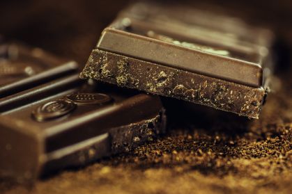 Consumo de chocolate amargo traz benefícios, mas moderação é essencial