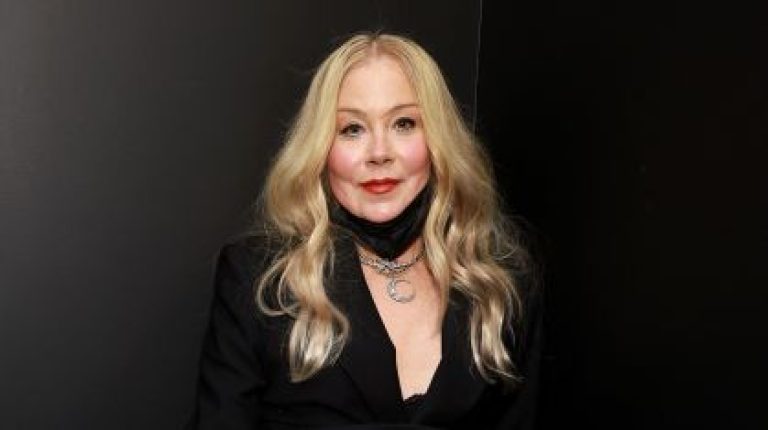 Christina Applegate está hospitalizada devido à esclerose múltipla