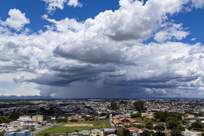 Paraná enfrenta risco crescente de tempestades com chegada de nova frente fria