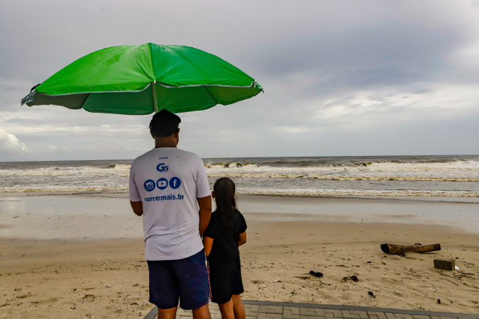 Mudança no tempo traz chuva e reduz temperaturas no Paraná