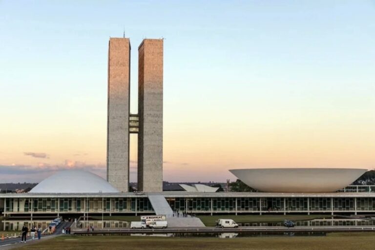 Decisão de Flávio Dino abre caminho para frear supersalários no funcionalismo