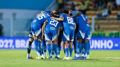 Jovem do Cruzeiro sofre entrada violenta e deixa campo lesionado
