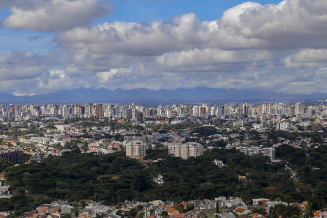 chuvas intensas e calor marcam padrão típico do verão no paraná