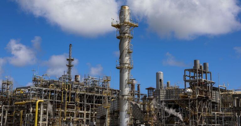 Privatização de refinarias enfrenta barreiras políticas no Brasil