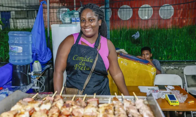 Mães ambulantes cobram pontos de apoio para crianças durante carnaval no Rio de Janeiro