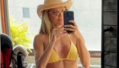 Deborah Secco impressiona ao exibir barriga trincada em fotos recentes