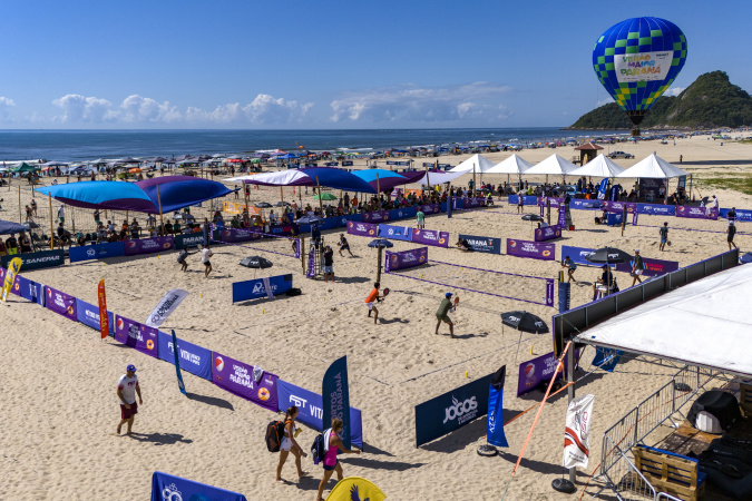 Beach tennis movimenta Arena Portos do Paraná em Caiobá com torneio internacional