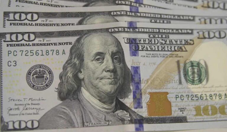 Dólar tem leve alta após retomada dos negócios pós-Carnaval
