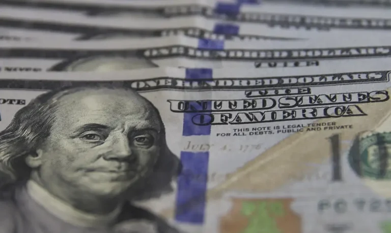 Dólar recua ao menor patamar em 21 meses e impulsiona a bolsa de valores