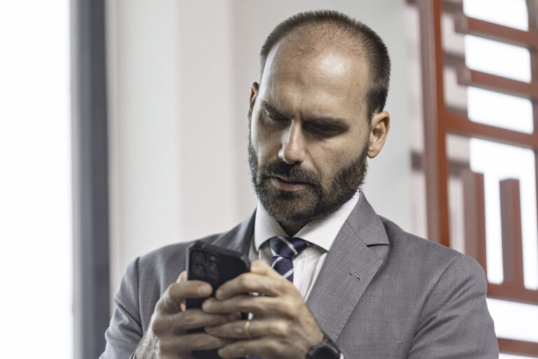 STF torna Eduardo Bolsonaro réu por coação e obstrução à Justiça