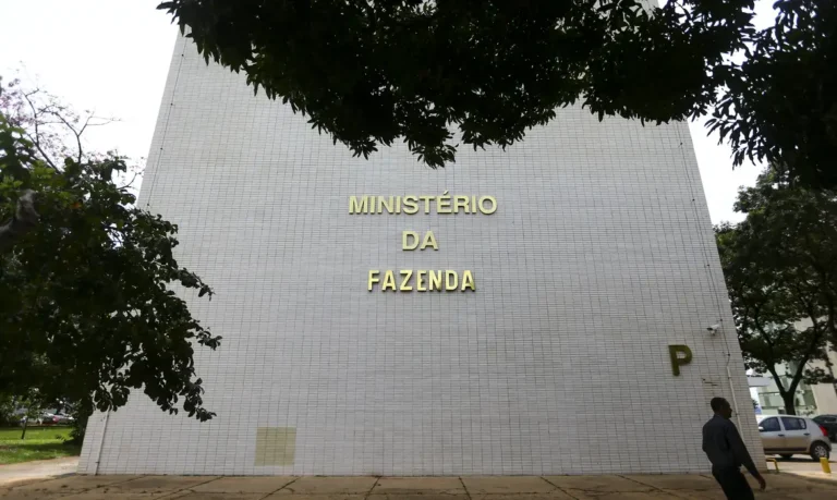 Saída de Haddad do ministério da Fazenda depende de reunião entre Lula e Trump
