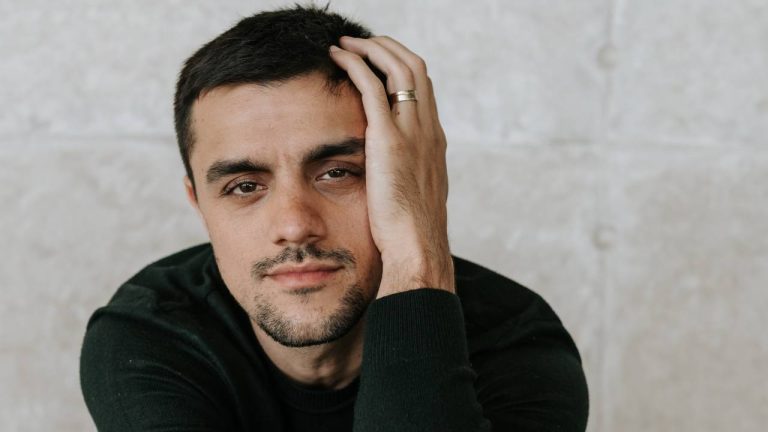 Felipe Simas explora a complexidade do vilão Baleado em Rio de Sangue