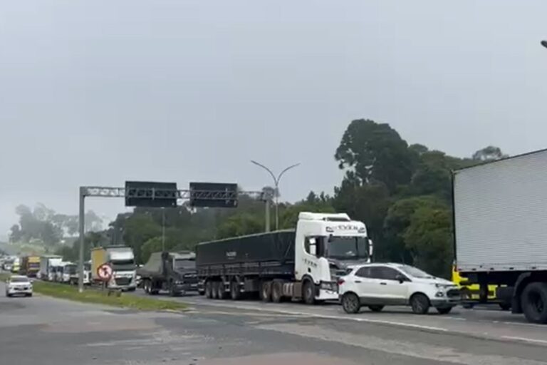 Fila se forma na br-277 no Paraná após pane de caminhão e motorista é morto