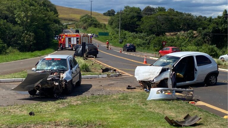 Acidente com três carros no Paraná deixa duas mortes e três feridos