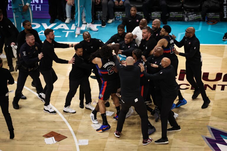 nba registra briga generalizada e interrompe jogo entre hornets e pistons