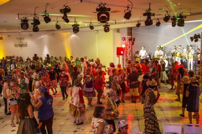 Grupo de idosos se diverte em baile de carnaval com marchinhas em Curitiba