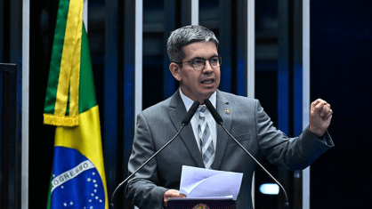 Randolfe afirma que governo não recorrerá ao STF sobre sigilo de Lulinha