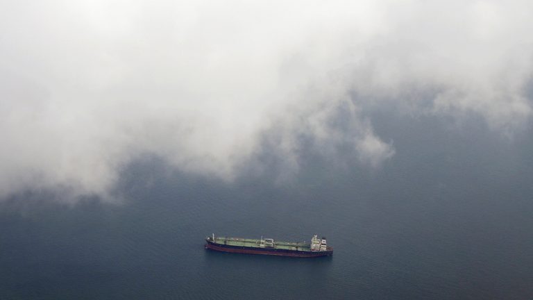 EUA suspendem sanções contra petróleo russo até maio
