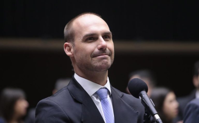 Ação penal contra Eduardo Bolsonaro segue paralisada no STF após um ano