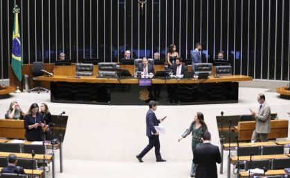 PEC sobre fim da escala 6x1 avança com apoio de Hugo Motta na CCJ