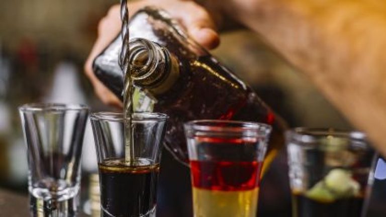 Receita federal intensifica cobrança de R$ 6 bilhões no setor de bebidas alcoólicas em 2025