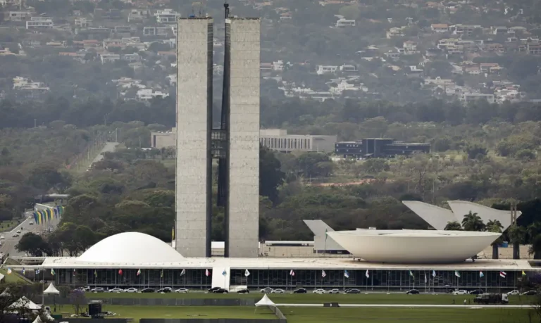 Lula sanciona reajuste salarial do Legislativo com vetos importantes