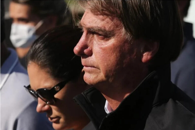Bolsonaro está em observação após passar mal nesta segunda-feira