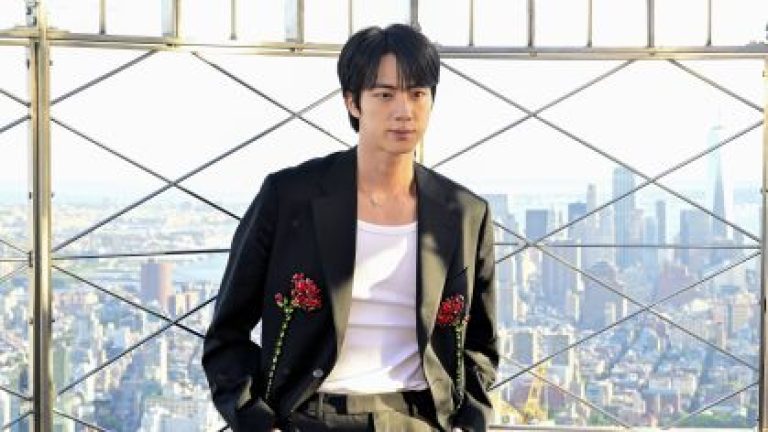 Jin do BTS afirma ser o mais bonito do grupo e compartilha desafios da carreira