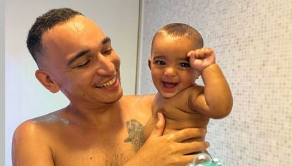 João Gomes compartilha momento do primeiro banho do filho Joaquim