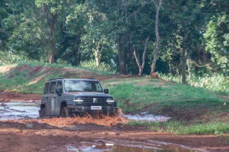 Tank 300 PHEV flex chega ao Brasil com tecnologia híbrida pioneira