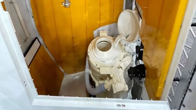 Problemas no vaso sanitário complicam missão Artemis II da Nasa