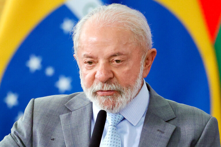 Lula adota populismo eleitoral ao propor fim da escala 6x1 sem base realista